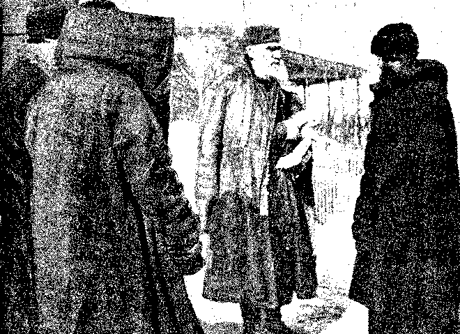 Tolstoy with a group of peasants.