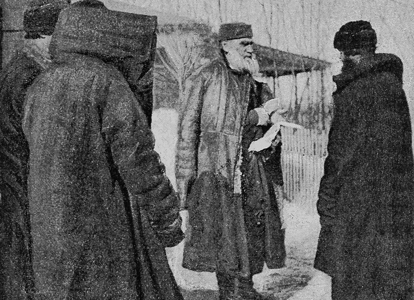 Tolstoy with a group of peasants.
